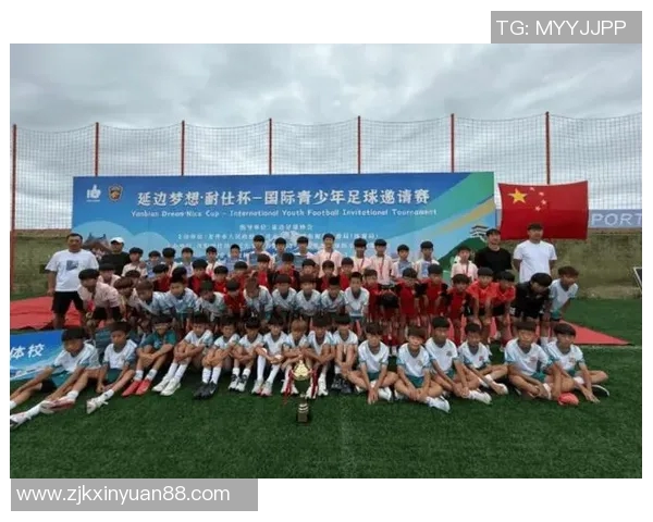 张志立足球星光大道荣誉闪耀 展现中国足球未来希望与光辉 张志立足球星光大道荣誉闪耀 展现中国足球未来希望与光辉